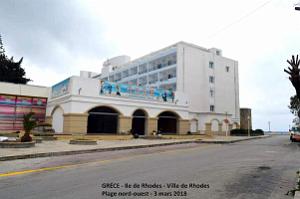174- Rhodes ville et port d'honneur